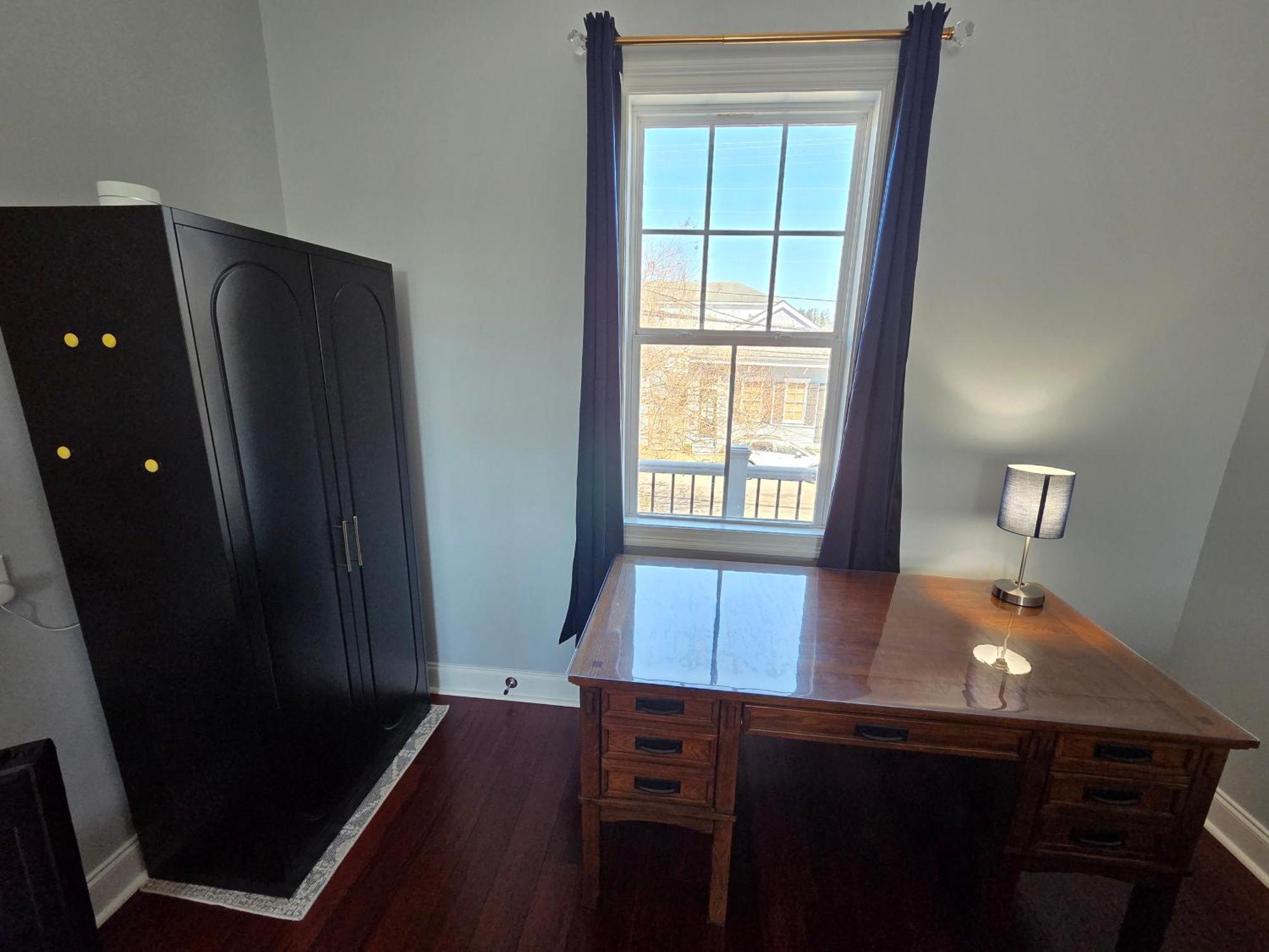 Private Bedroom Bath Sitting & Porch Apartment *