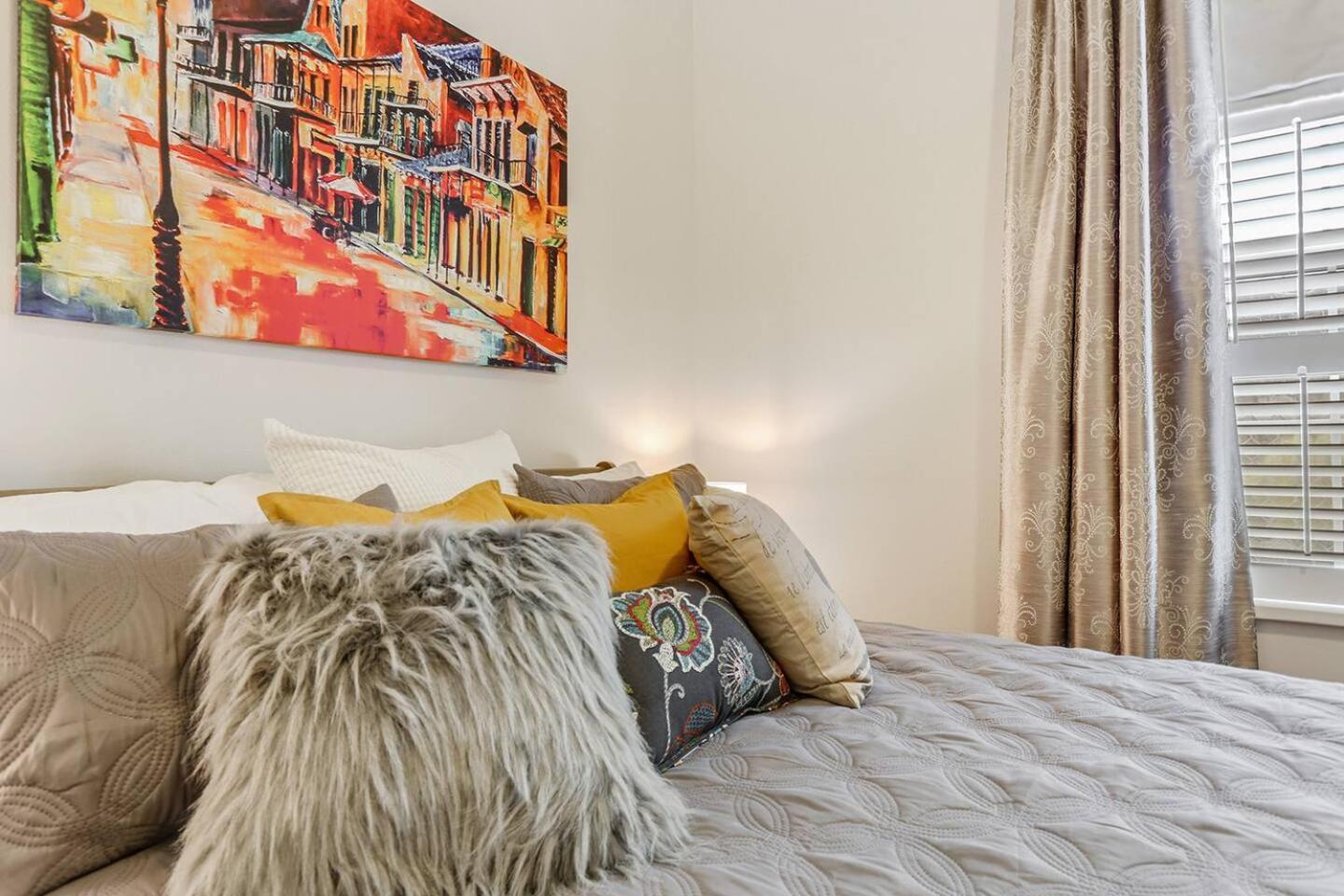 Carondelet Court Apartment *