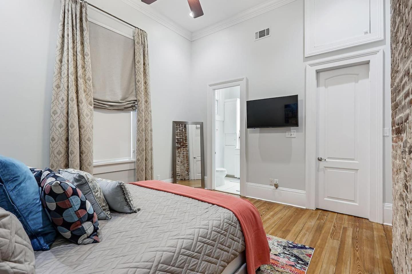 Apartment Carondelet Court