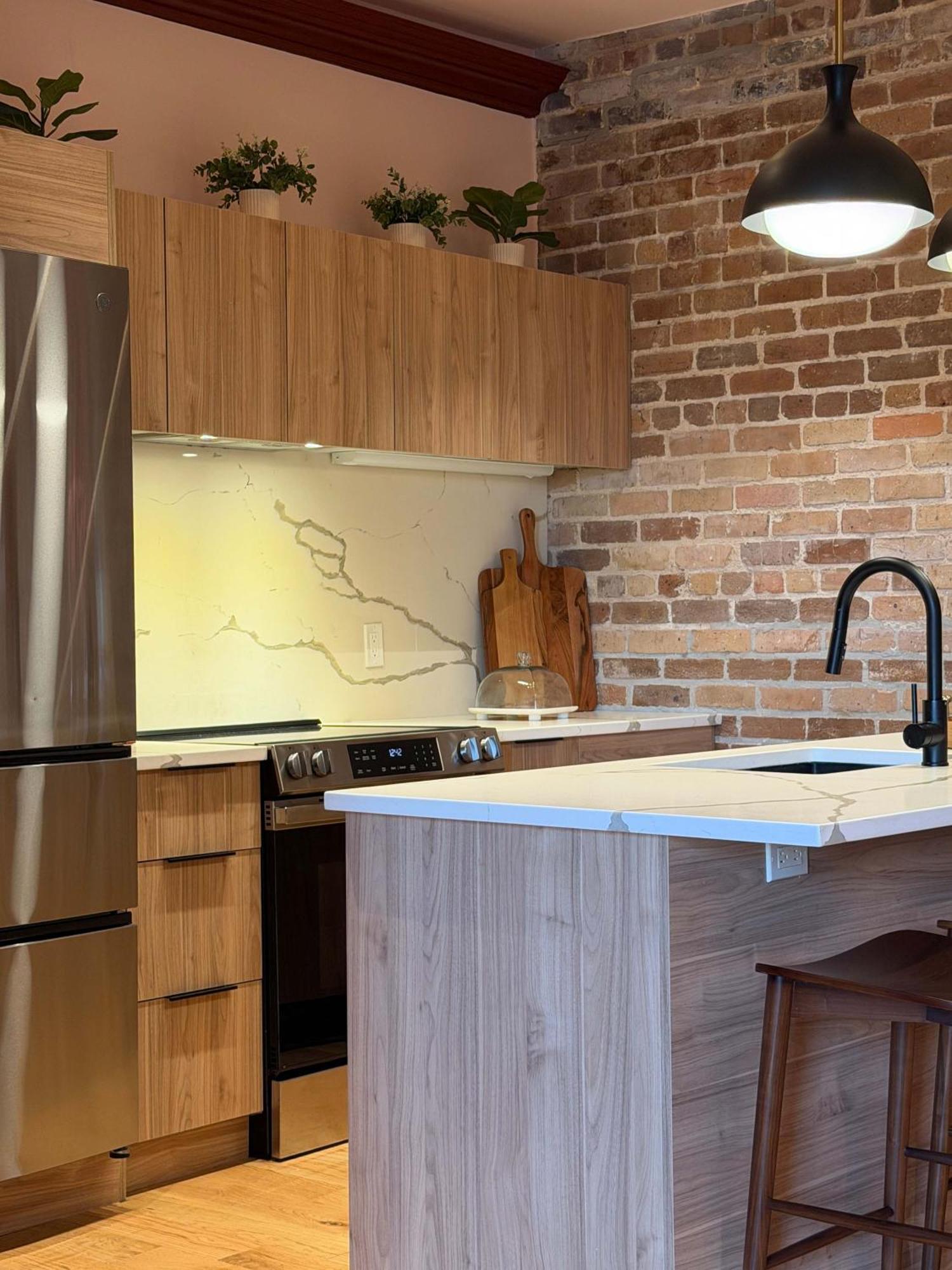 The Gisele - Luxury 4br 3ba For 8 - Pool & Streetcar Stop