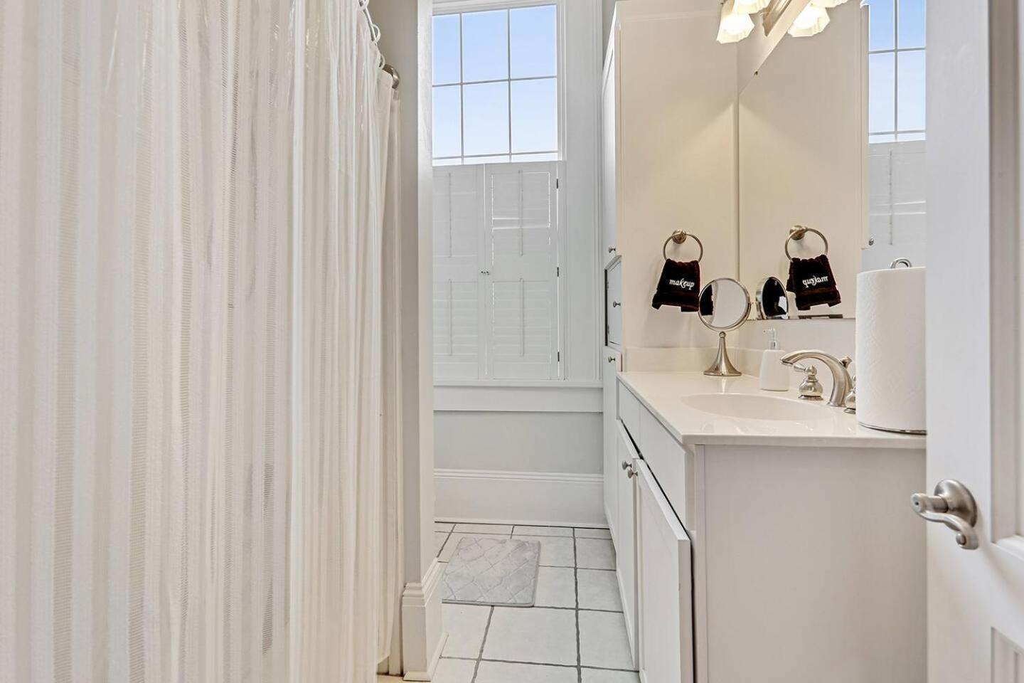 Carondelet Court Apartment *