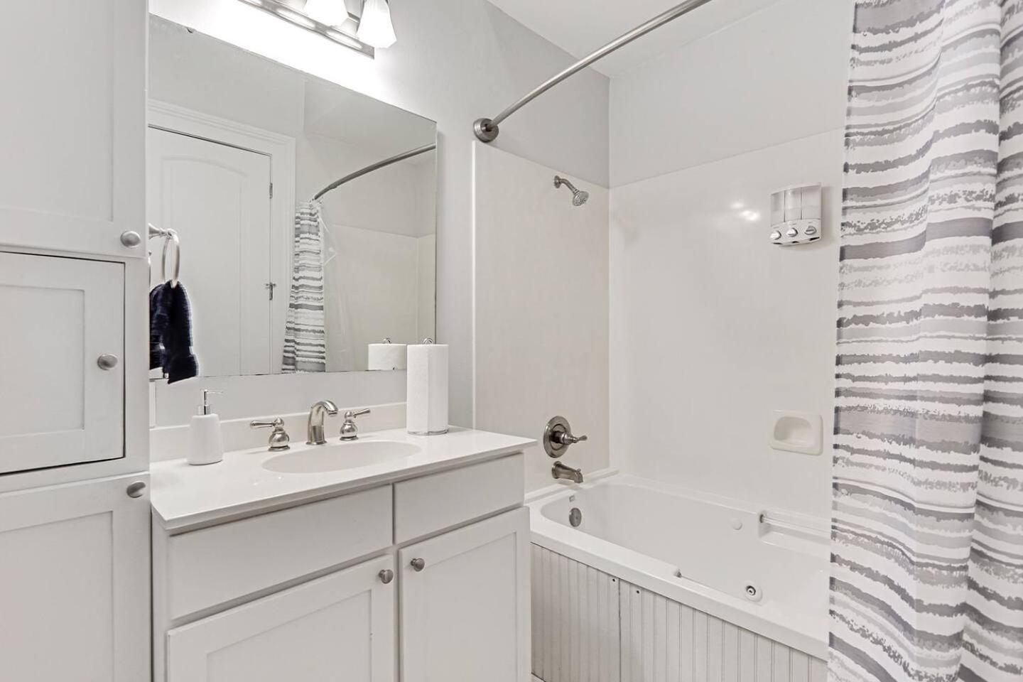 Carondelet Court * New Orleans