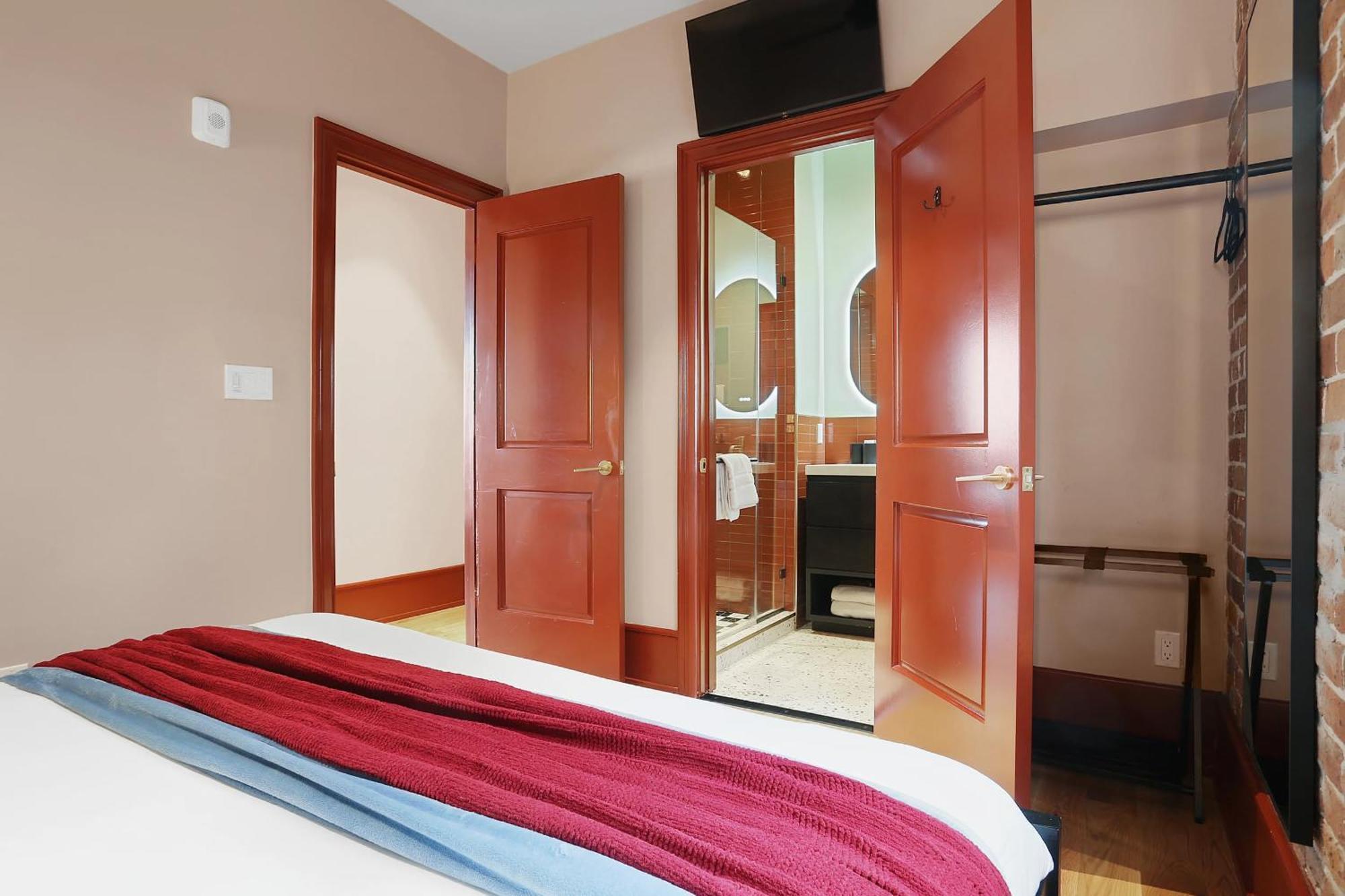The Gisele - Luxury 4br 3ba For 8 - Pool & Streetcar Stop Apartment