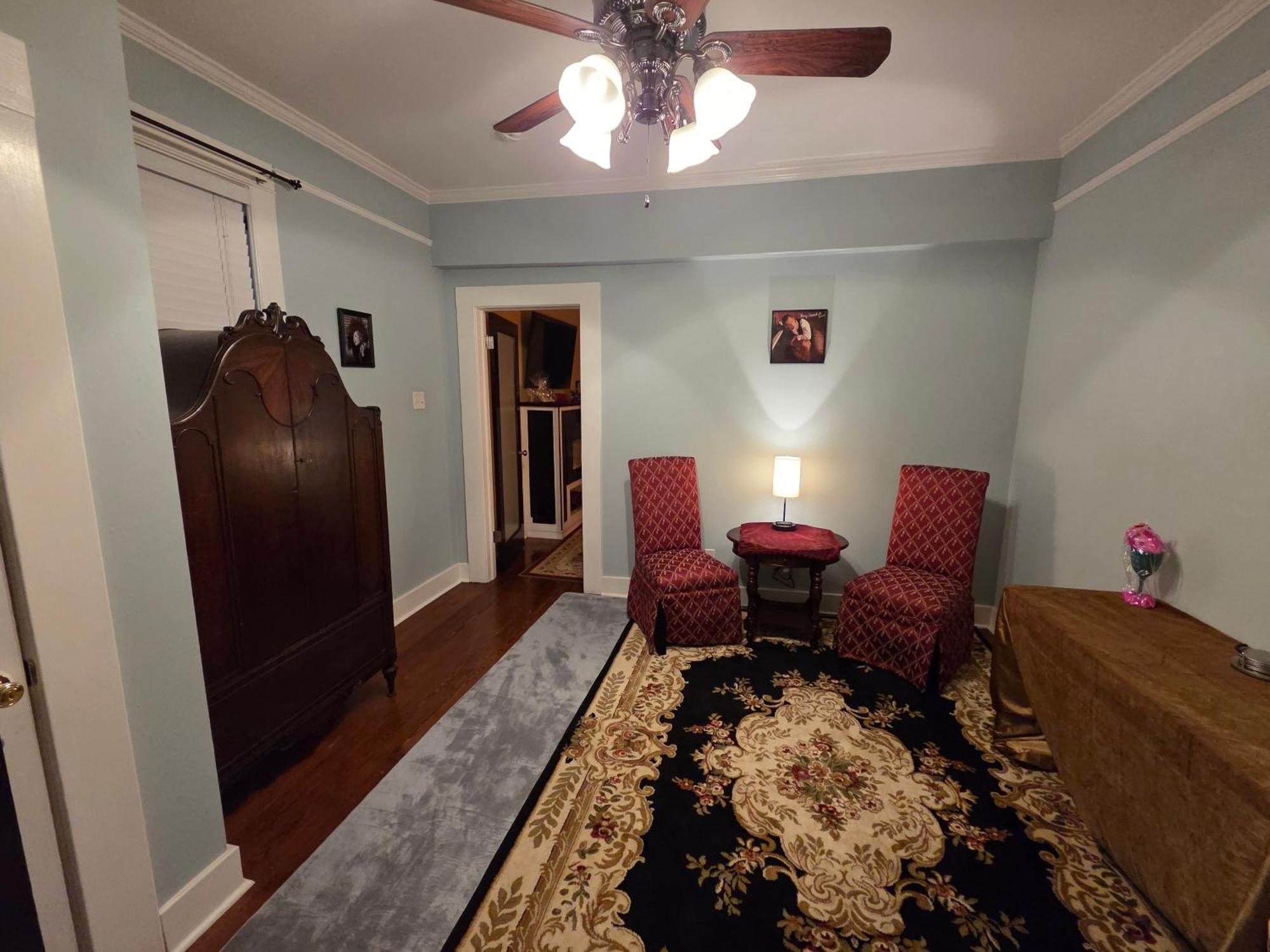 Private Bedroom Bath Sitting & Porch Apartment *