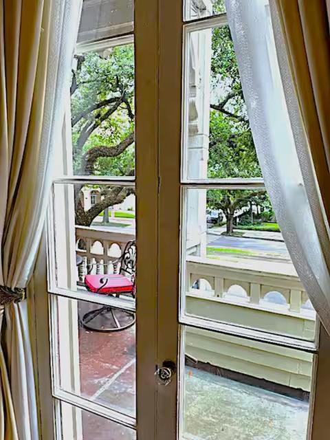 Walker Mansion On St Charles Ave - Unit 4 Apartment