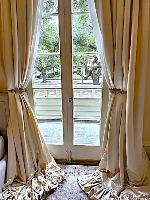 Walker Mansion On St Charles Ave - Unit 4 *