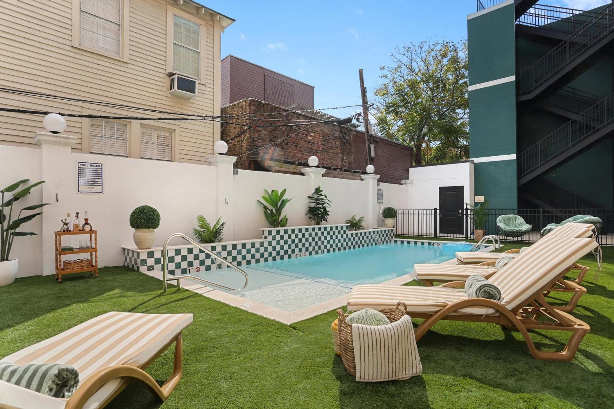 The Gisele - Luxury 4br 3ba For 8 - Pool & Streetcar Stop Apartment