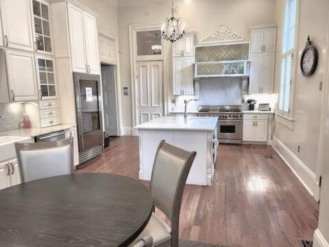 Walker Mansion On St Charles Ave - Unit 4 Apartment