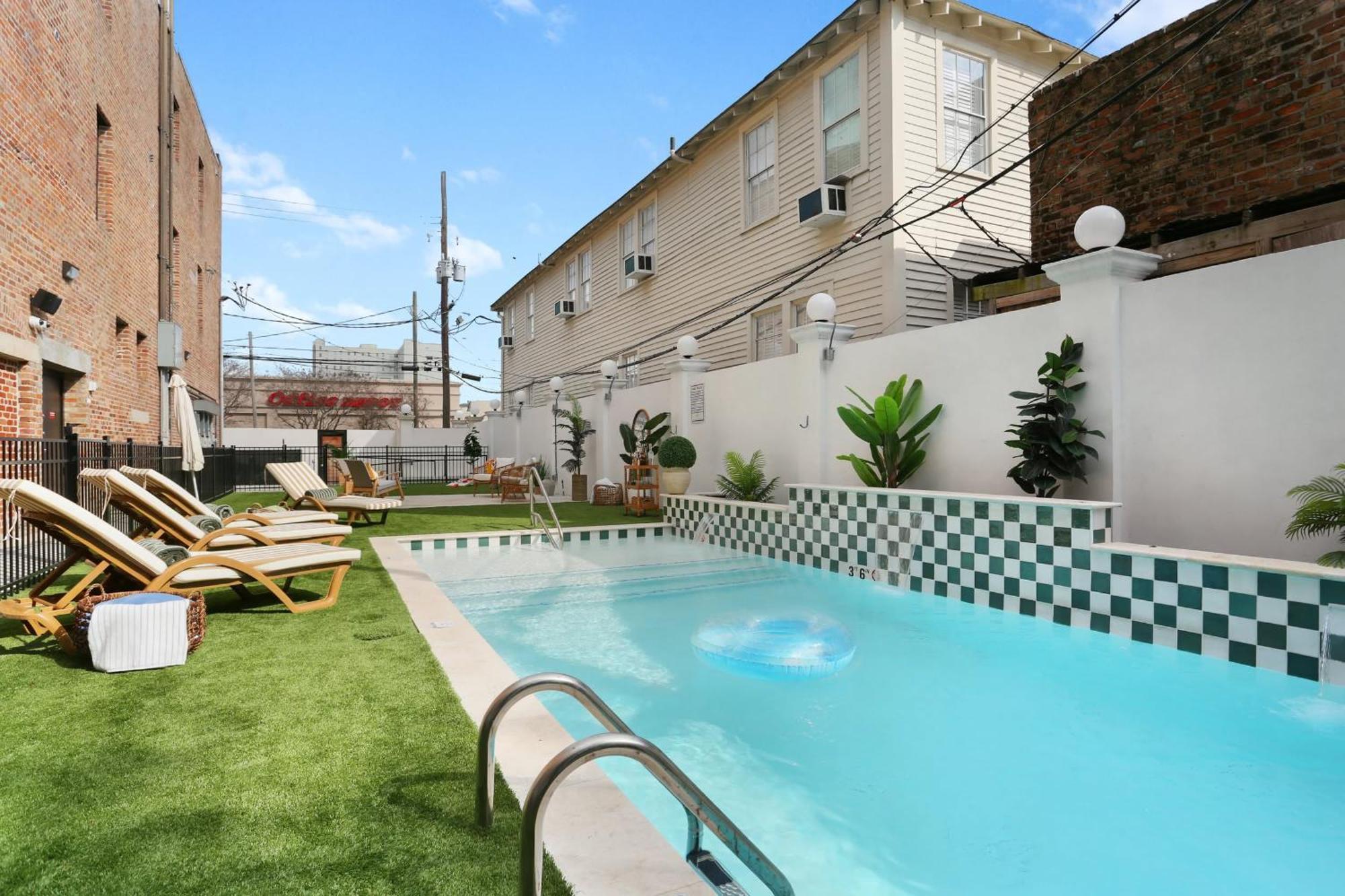 The Gisele - Luxury 4br 3ba For 8 - Pool & Streetcar Stop *