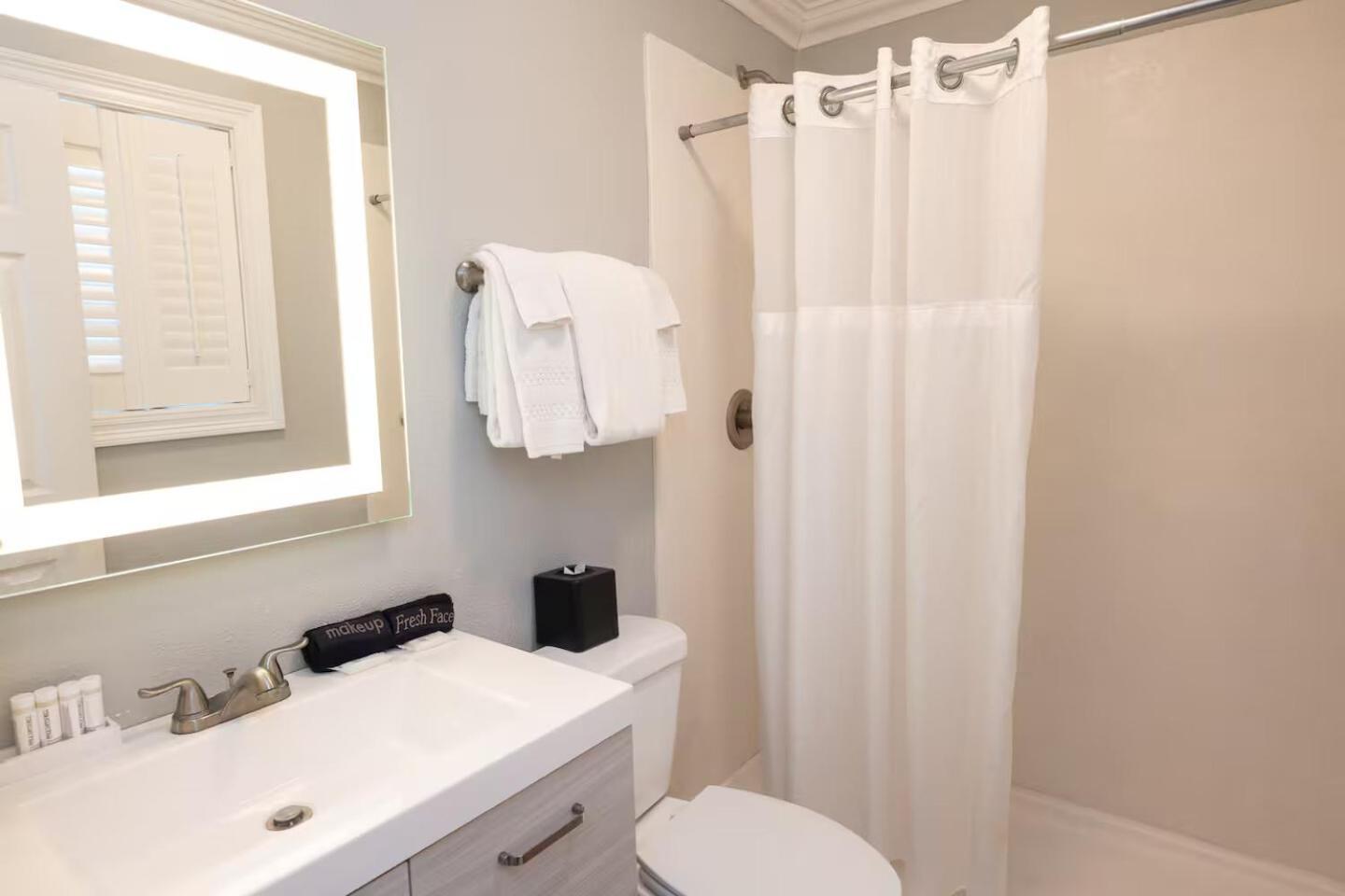 Aparthotel Elegant 1br W Pool & Hot Tub On Frenchmen St 4*