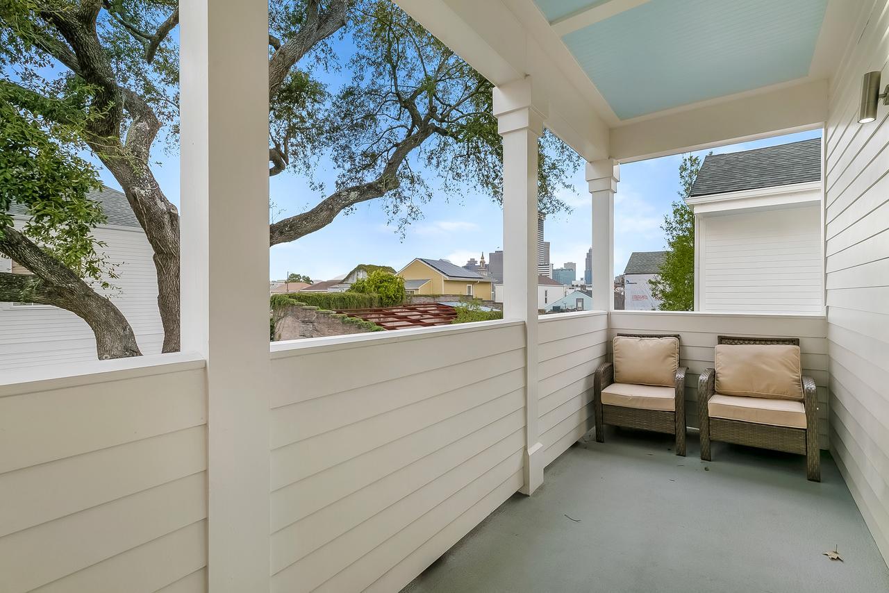 Apartment Amazing 3br Off St Charles With Pool