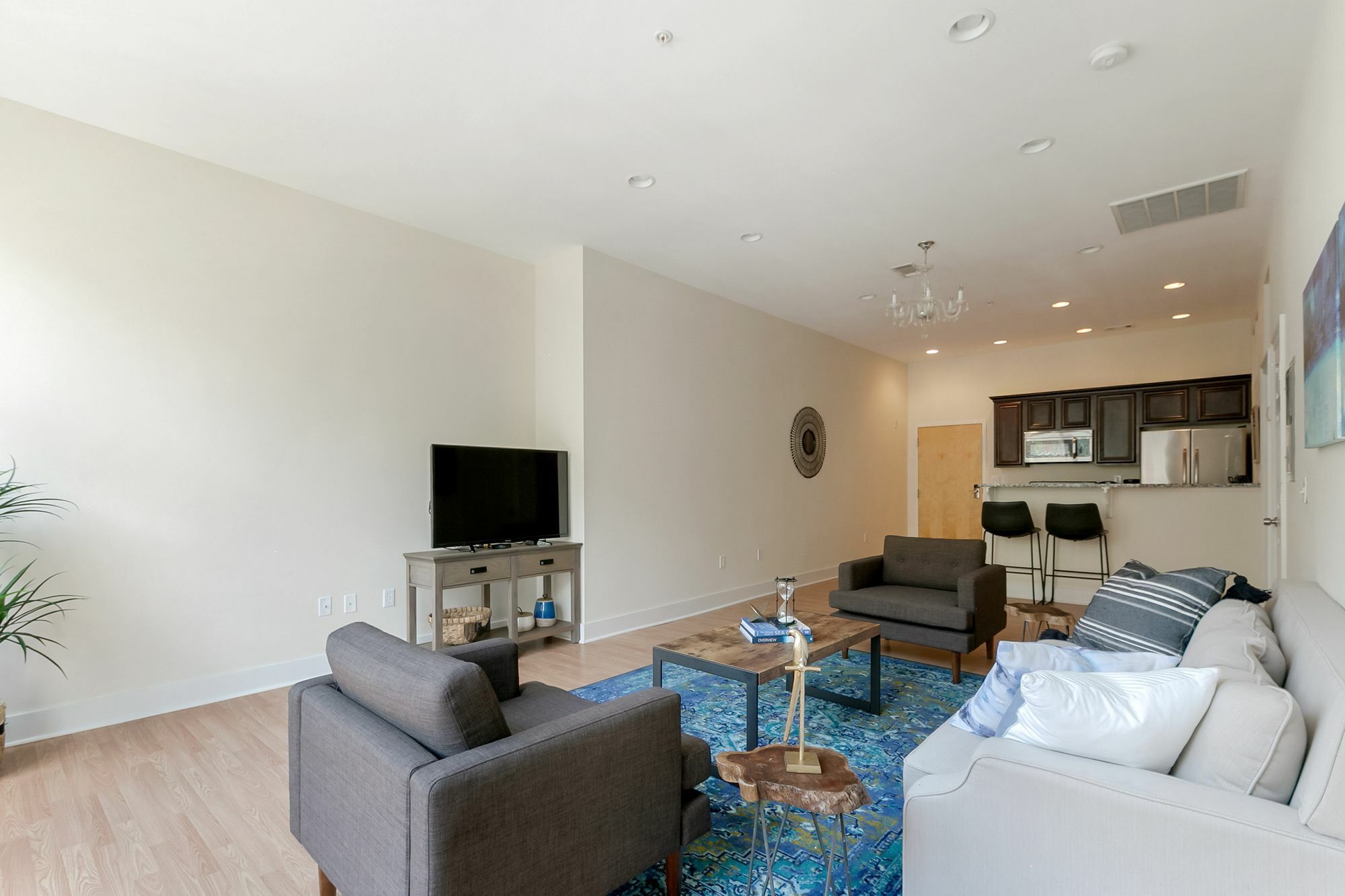Hip 2br In Arts/warehouse District
