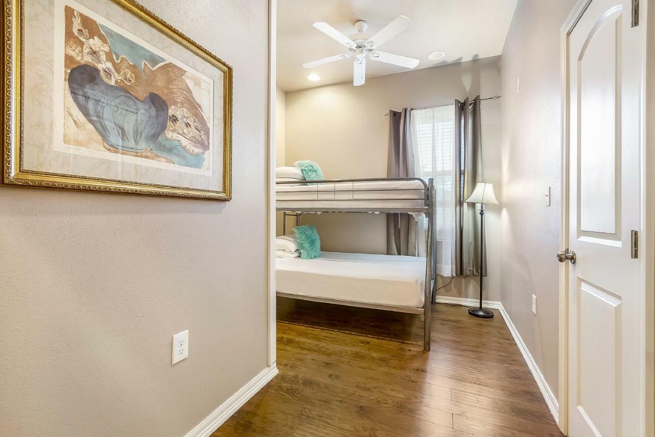 Spacious 3br/2.5bath In Great Location Apartment *