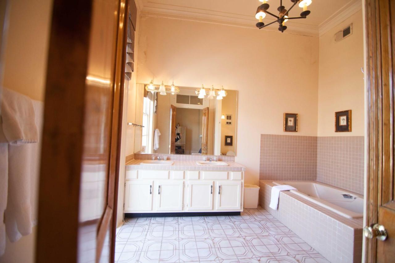 The Courtyards French Quarter Guest house *