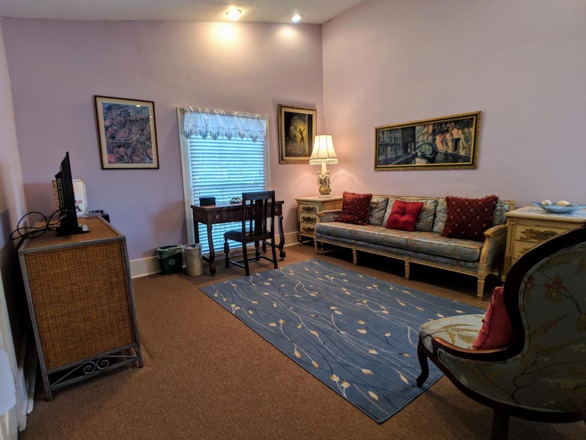 Parisian Courtyard Bed & Breakfast 3*