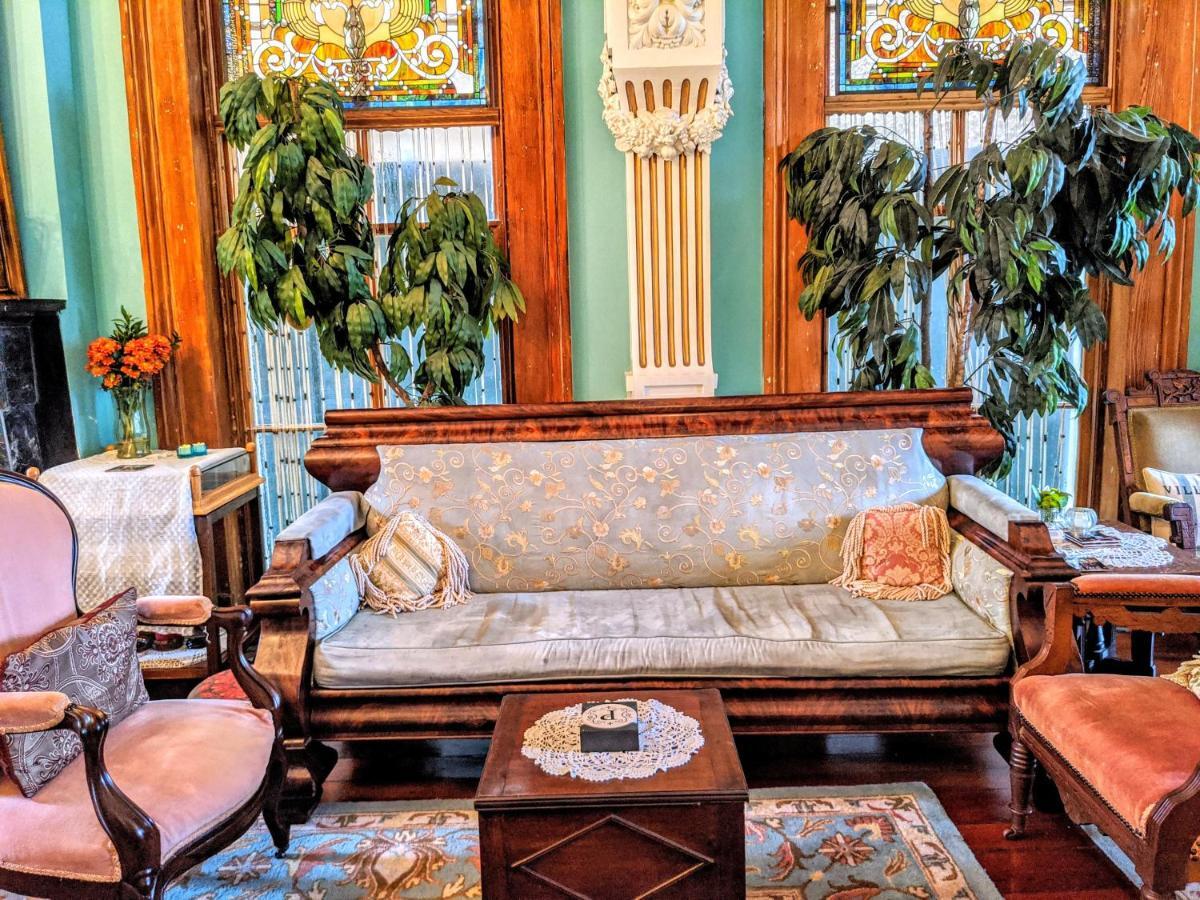 Parisian Courtyard 3*