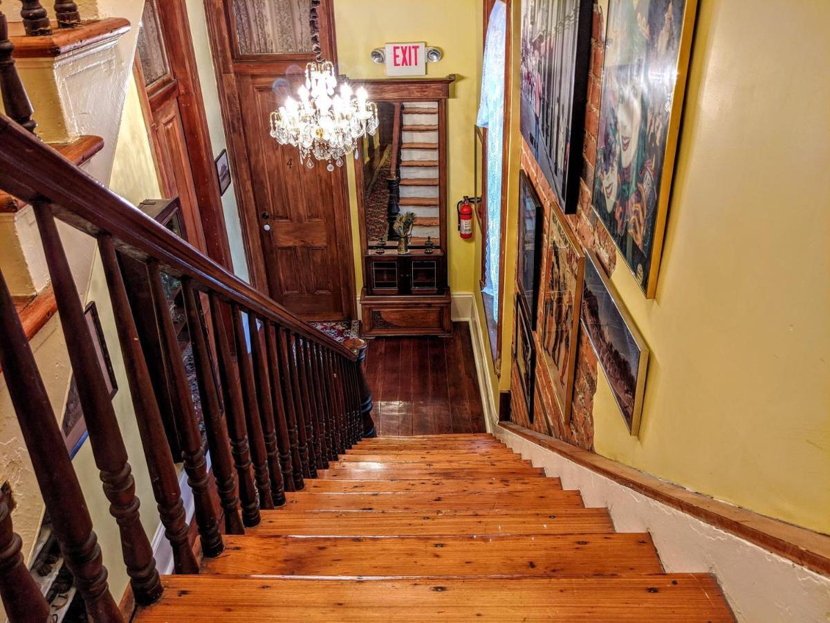 Parisian Courtyard 3*