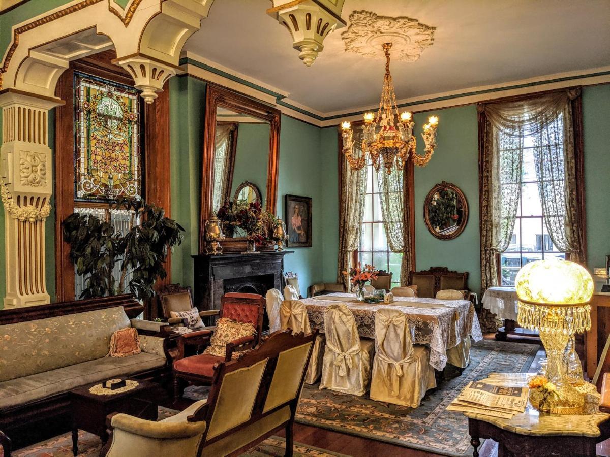 Parisian Courtyard 3*