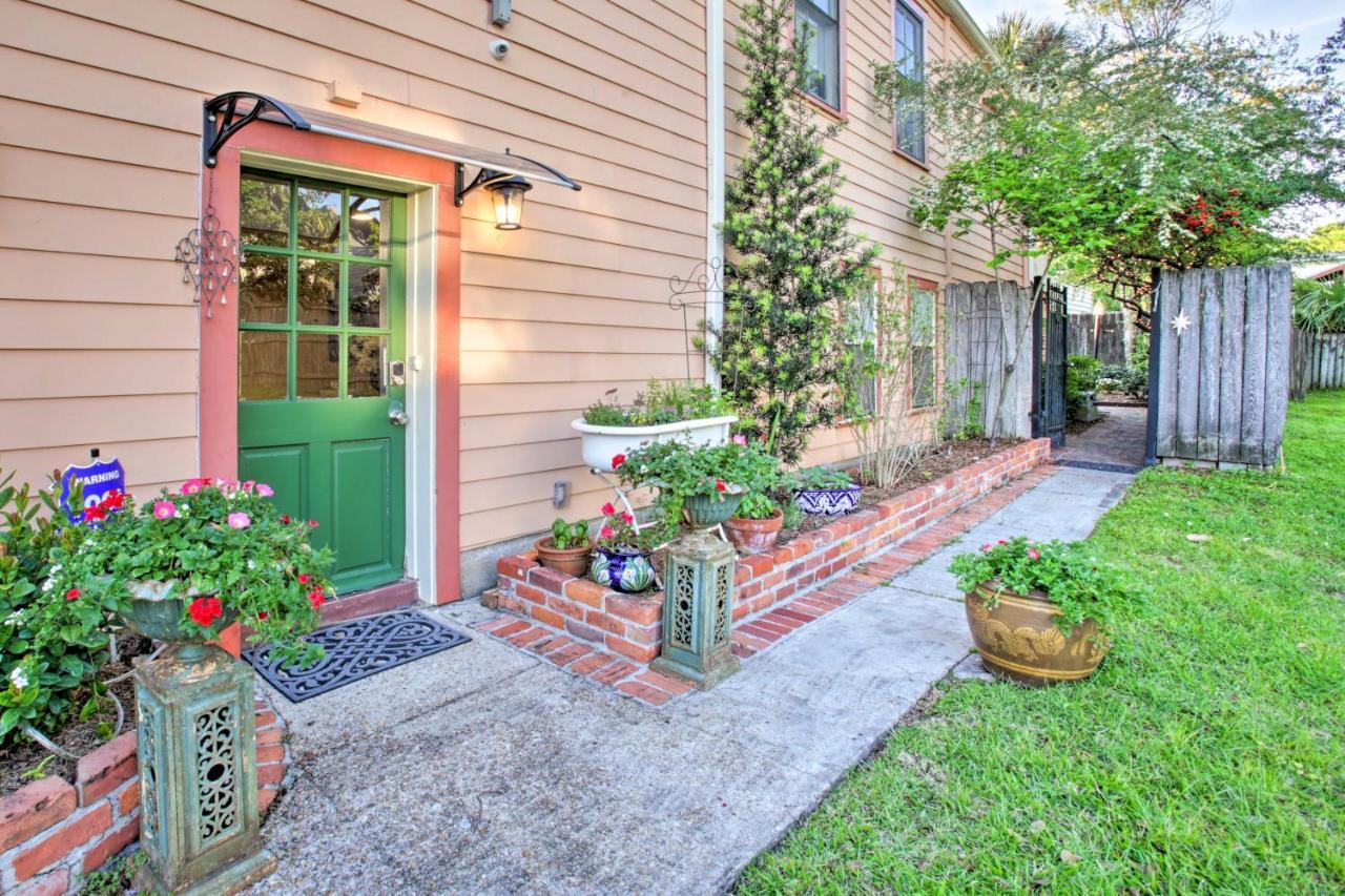 Louisiana - Garden Patio, Near French Quarter New Orleans