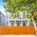 Spacious 5 Bedroom Retreat - Pool - Near It All!