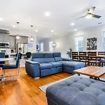 Spacious 5 Bedroom Retreat - Pool - Near It All!