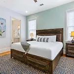Apartment Hosteeva Amazing 4 Bedroom Modern With Balcony Near Frnch Quarter New Orleans