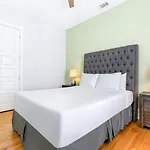 Hosteeva Amazing 4 Bedroom Modern With Balcony Near Frnch Quarter New Orleans
