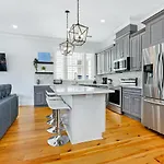 Hosteeva Amazing 4 Bedroom Modern With Balcony Near Frnch Quarter Apartment