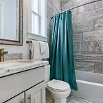 Hosteeva Amazing 4 Bedroom Modern With Balcony Near Frnch Quarter New Orleans