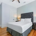 Hosteeva Amazing 4 Bedroom Modern With Balcony Near Frnch Quarter Apartment
