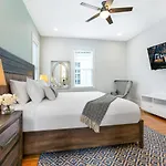 Apartment Hosteeva Amazing 4 Bedroom Modern With Balcony Near Frnch Quarter *