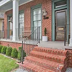 Chic Escape With Furnished Deck Walk To Cafes!