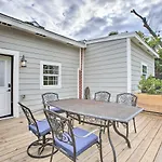 Chic Escape With Furnished Deck Walk To Cafes!