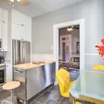 Uptown Nola Apt On Magazine Street With Backyard!