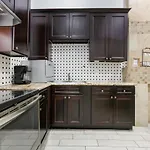 Modern 4Br Condo In Downtown