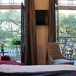 Royal Frenchmen And Bar Hotel