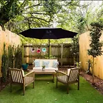 Elegant Renovated House With Relaxing Courtyard - Near Fq