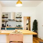 Elegant Renovated House With Relaxing Courtyard - Near Fq