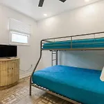 Sleep 10 Next To Superdome And Downtown