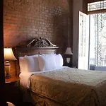 Hotel Jean Lafitte House