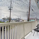 Sophisticated Salcedo Mid-City Living Balcony
