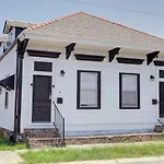 Charming Conti Nest With Large Courtyard