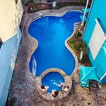 5 Bedroom - Sleeps 8! Steps From Bourbon Street! Bed & Breakfast
