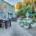 5 Bedroom - Sleeps 8! Steps From Bourbon Street! Bed & Breakfast 3*