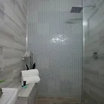 5 Bedroom - Sleeps 8! Steps From Bourbon Street! Bed & Breakfast