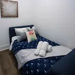 5 Bedroom - Sleeps 8! Steps From Bourbon Street! Bed & Breakfast