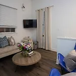 5 Bedroom - Sleeps 8! Steps From Bourbon Street! Bed & Breakfast 3*