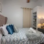5 Bedroom - Sleeps 8! Steps From Bourbon Street! 3*