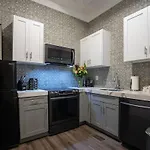5 Bedroom - Sleeps 8! Steps From Bourbon Street! Bed & Breakfast 3*