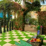 5 Bedroom - Sleeps 8! Steps From Bourbon Street! Bed & Breakfast